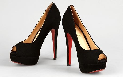 Красная подошва символ этой марки